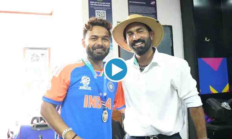 [WATCH] Dinesh Karthik presents the Best Fielder Award to Rishabh Pant