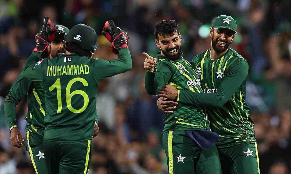 "That's why we are getting slow" - Shadab Khan reveals the reason why Pakistan players are lacking