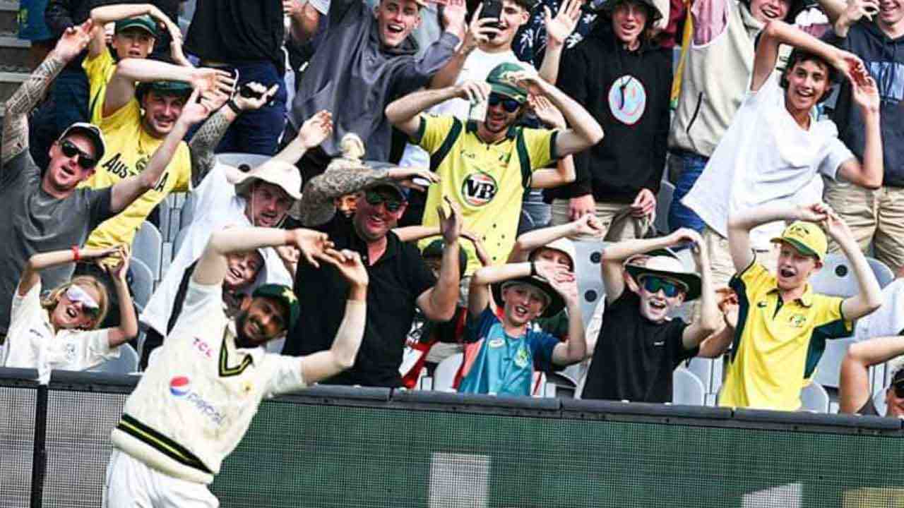 Boxing Day Test at MCG: Viral Video Captures MCG Crowd Dancing to Hasan Ali's On-Field Moves