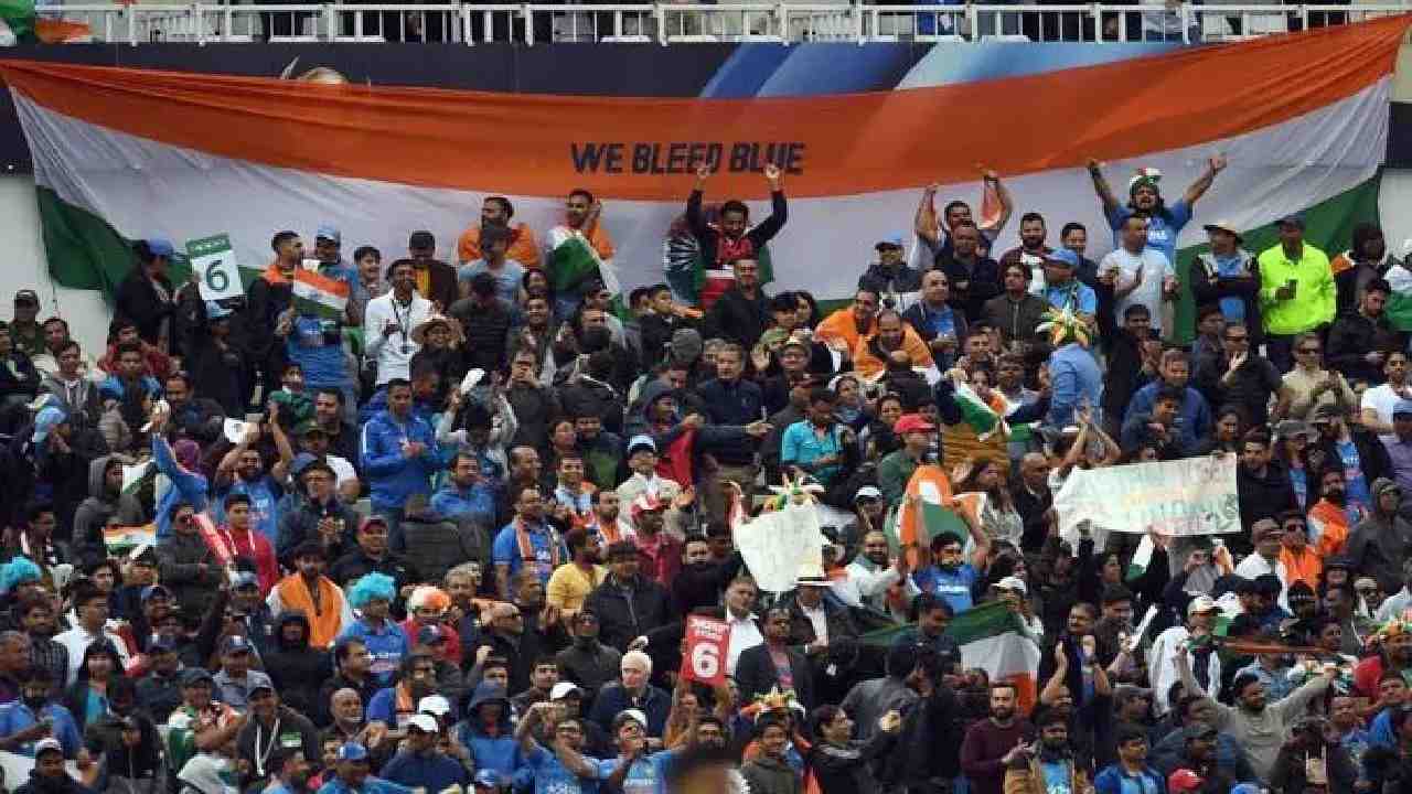 Mumbai comes alive with celebrations as fans dance with joy after Virat Kohli’s brilliant century and Team India’s thrilling victory against Pakistan. A night to remember!