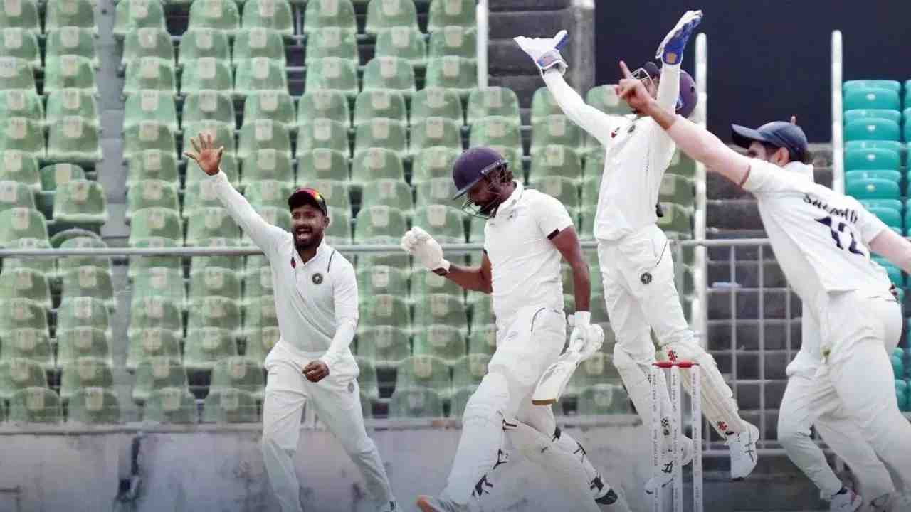 Kerala bowled out Gujarat for 455, securing a vital two-run first-innings lead in the Ranji Trophy semifinal. Teen star Jaymeet Patel’s gritty knock kept Gujarat in the fight, but a controversial decision hurt their chances.  