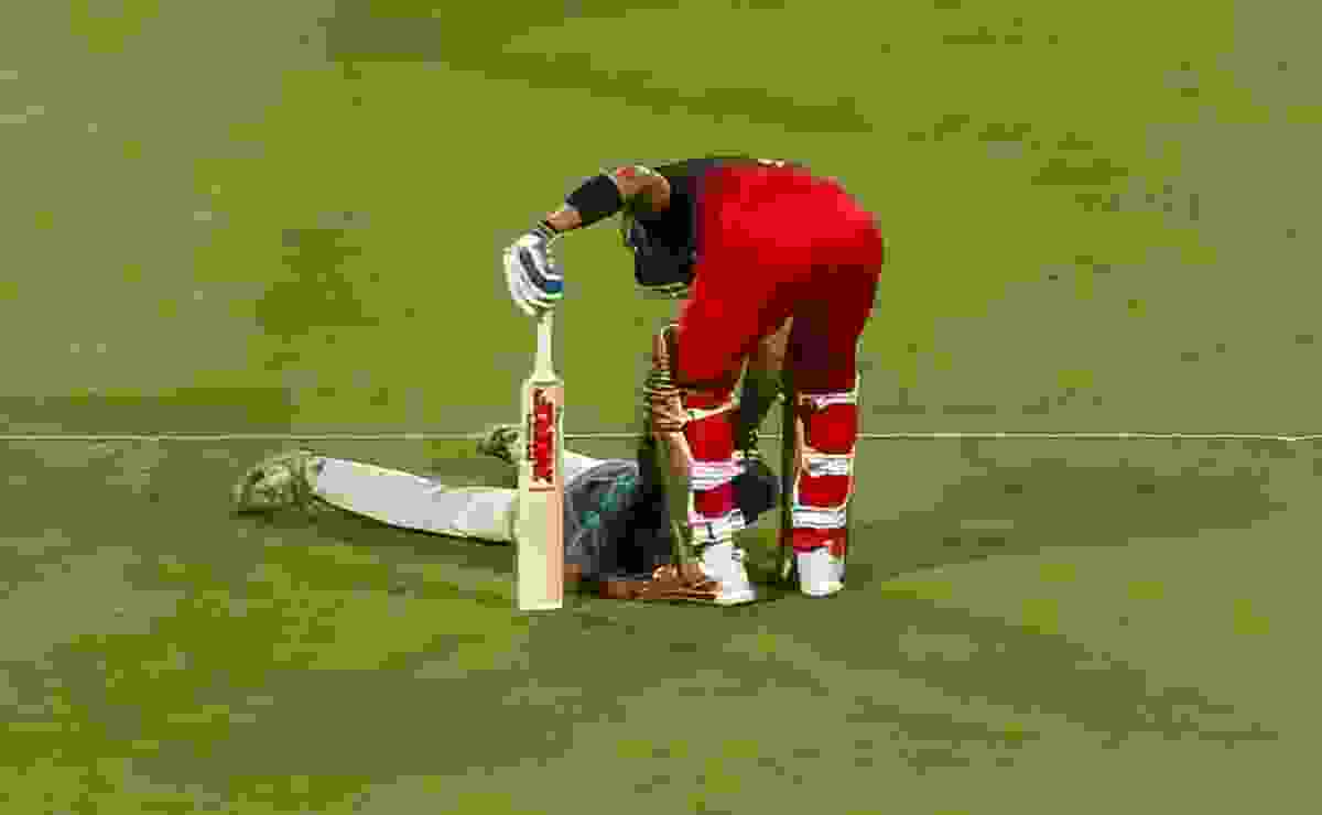 Watch:A fan breached the field and touched Virat Kohli's feet.